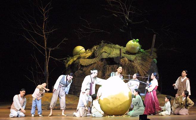 왕권신화에서는 주인공의 선악이 문제되지 않는다. 이긴 쪽이 선일 뿐이다. 하지만 민담은 패자의 말이고 약자의 신화다. 그래서 민담에서는 약자가 지다가도 마지막에는 승리한다. 민담의 구조는 창세신화의 거울이다. 그래서 창세신화는 승패와 선악, 이승과 저승의 절묘한 균형을 이야기로 보여준다. 이 균형을 깨는 것은 늘 권력욕이며, 왕권신화는 권력욕의 서사화다. 사진은 형제 갈등을 다룬 창극 흥보가의 한 장면. 경향신문 자료사진.