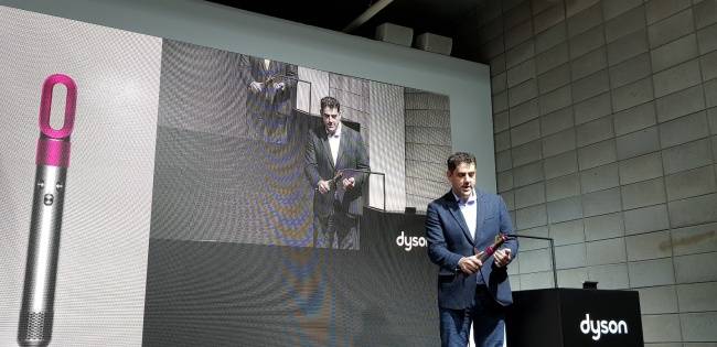 폴 도슨 다이슨 퍼스널 케어 환경제어기술 분야 최고 엔지니어가 11일 강남구 도산대로 '모스 스튜디오'에서 열린 헤어 스타일러 '에어랩' 출시 행사에서 직접 모발에 에어랩으로 웨이브를 만드는 시연을 하고 있다.