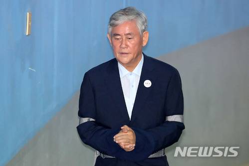 【서울=뉴시스】김선웅 기자 = 국정원 특활비를 불법 수수한 혐의를 받는 최경환 자유한국당 의원이 지난 6월29일 오전 서울 서초구 서울중앙지법에서 열린 1심 선고 공판에 출석하고 있다. 2018.06.29. mangusta@newsis.com