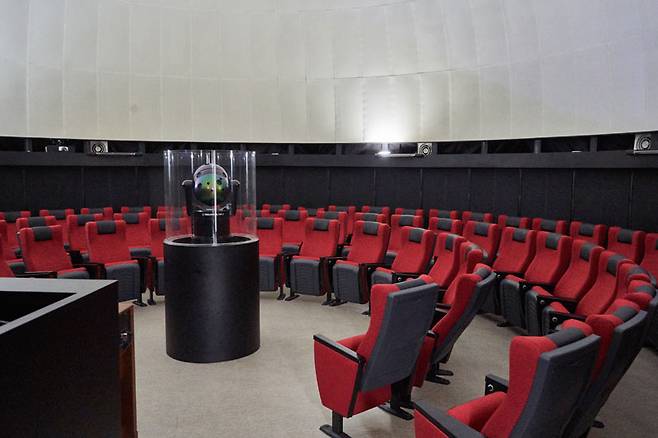 돔스크린에 하늘의 별을 투영해 볼 수 있는 천체투영실