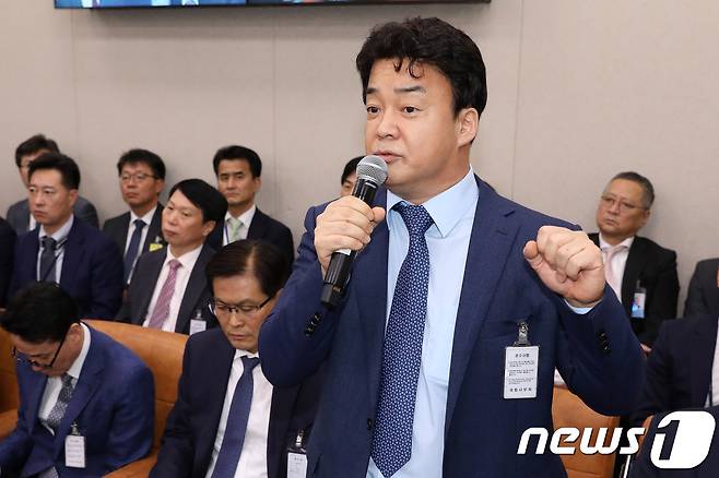 백종원 더본코리아 대표가 12일 서울 여의도 국회에서 열린 산업통상자원중소벤처기업위원회 국정감사에 참고인 신분으로 출석해 의원들의 질의에 답하고 있다. 2018.10.12/뉴스1 © News1 임세영 기자