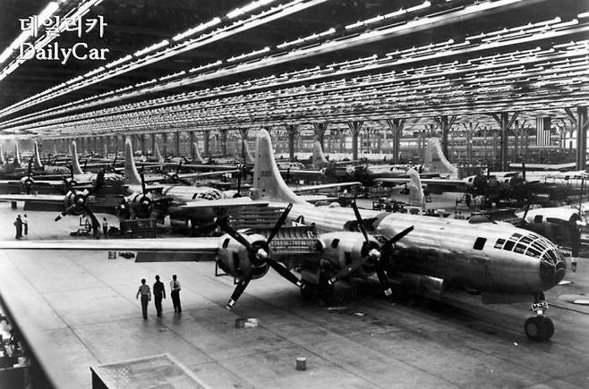 B-29 생산 전경 (출처: 미 공군 박물관)