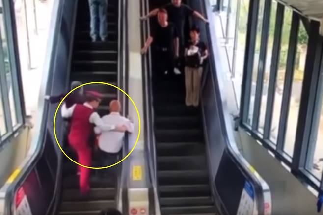 에스컬레이터에서 넘어질 뻔한 노인 부부 막은 역무원
