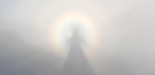 무지개 속에 내가 담겼네 (산청=연합뉴스) 등산가 조점선 씨가 지리산 천왕봉 정상에서 원형 무지개 속에 자신의 그림자가 들어가는 일명 '브로켄 현상'을 촬영한 사진. 2018.10.12 [등산가 조점선 씨 제공]