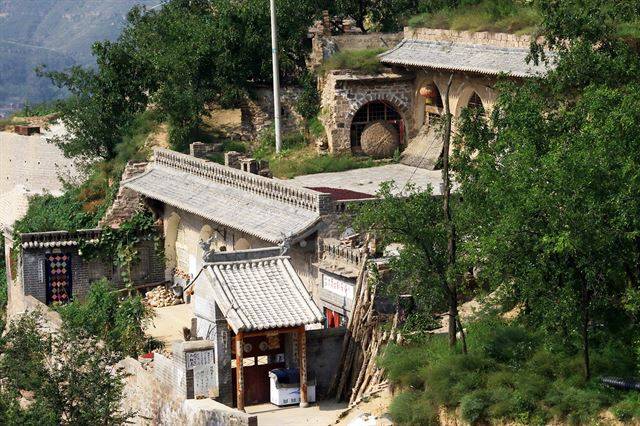 지붕이 마당인 ‘동굴빌딩’ 구조의 리자산촌 가옥