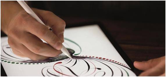 애플펜슬로 아이패드 프로2에 다양한 선 굵기를 표현하는 장면. 애플 홈페이지 캡처