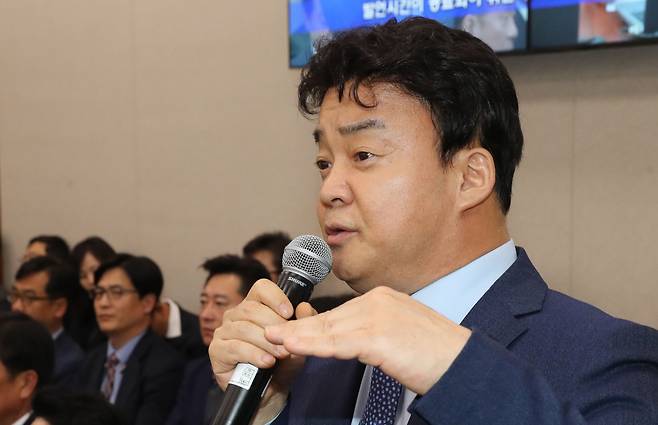 백종원 더본코리아 대표이사가 12일 국회에서 열린 산업통상자원중소벤처기업위원회 국정감사에 참고인으로 출석, 의원들의 질의에 답하고 있다. [연합뉴스]