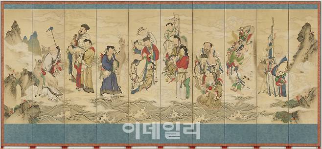 ‘해상군선도10폭병풍’(19세기말∼20세기초·종이에 채색). 서왕모의 요지연에 참석하러 가는 여덟 신선이 각 폭에 나뉘어 들었다. 한국 최초 무역회사인 세창양행의 공동 창업주였던 독일인 카를 안드레아스 볼터에게 고종이 선물했던 작품이다. 2013년 국내 경매를 통해 한국으로 귀환했다(소장·사진=아모레퍼시픽미술관).