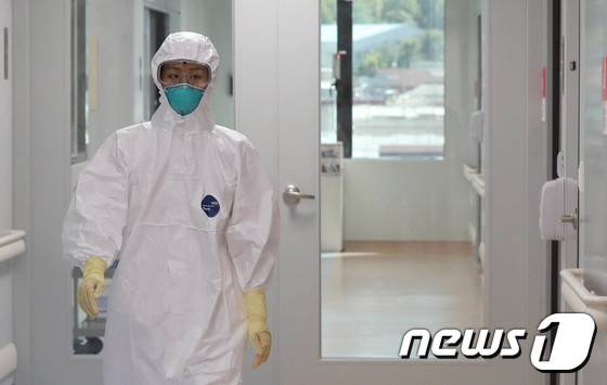 3년 만에 국내에서 중동호흡기증후군(MERS·메르스) 확진 환자가 발생하면서 병원들이 감염 확산에 대한 관리 강화에 돌입한 가운데 10일 오후 대전 충남대병원 관계자가 격리병실을 점검하고 있다. © News1