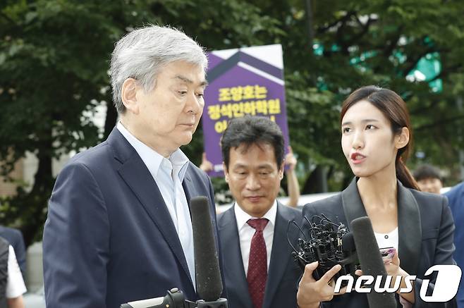 수백억원대 세금 탈루와 비자금 조성 혐의를 받고 있는 조양호 한진그룹 회장이 5일 오전 서울 양천구 서울남부지방법원에서 열린 구속 전 피의자 심문(영장실질심사)에 출석했다. 2018.7.5/뉴스1 © News1 이승배 기자