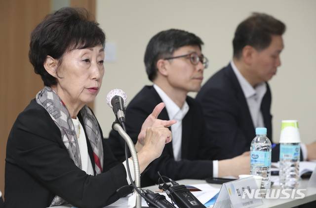 【서울=뉴시스】최진석 기자 = 최영애(왼쪽) 국가인권위원장이 15일 오전 서울 중구 국가인권위원회 브리핑실에서 열린 '국가인권위 기자간담회'에 참석해 모두발언을 하고 있다. 2018.10.15.myjs@newsis.com