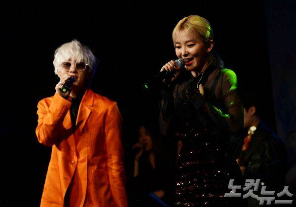 싱어송라이터 자이언티(Zion.T)가 15일 오후 서울 마포구 제일라아트홀에서 새 EP앨범 ‘ZZZ’ 발매기념 쇼케이스를 갖고 걸그룹 레드벨벳 슬기와 신곡을 선보이고 있다. (사진=황진환 기자)