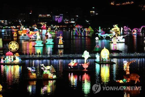 남강 수놓은 형형색색 다양한 유등 [연합뉴스 자료사진]