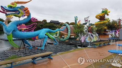 태풍 북상에 비상 걸린 진주남강유등축제 유등 (진주=연합뉴스) 최병길 기자 = 제25호 태풍 '콩레이' 북상으로 5일 오후 경남 진주시 남강에 설치돼 있던 2018 진주남강유등축제 유등이 육지 강변 쪽으로 옮겨져 있다.