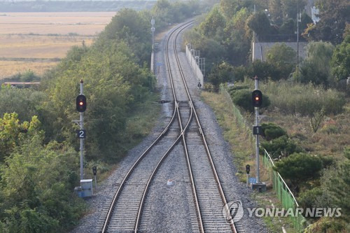 '개성 가는 길' (파주=연합뉴스) 임병식 기자 = 남북고위급회담에서 철도·도로 연결과 현대화에 대한 일정이 합의된 15일 경기도 파주시 경의선 임진강역에 한산한 철로가 보이고 있다.   이날 남북은 11월말∼12월초 철도·도로 연결과 현대화를 위한 착공식을 진행하기로 했다.     andphotodo@yna.co.kr  (끝)