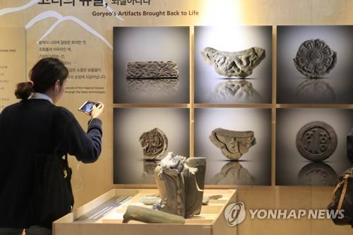 서울에서 만나는 개성 만월대 (서울=연합뉴스) 서명곤 기자&nbsp=&nbsp3일 오후 서울 서울역사박물관에서 남북이 공동으로 발굴한 북한 개성 만월대 유적을 보여주는  '고려건국&nbsp1100년, 고려 황궁 개성 만월대 남북공동발굴 서울특별전'이 열리고 있다.&nbsp2018.4.3&nbspseephoto@yna.co.kr