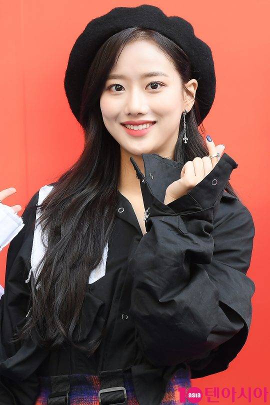 에이프릴 나은이&nbsp;16일 오후 서울 중구 동대문디자인플라자(DDP)에서 열린 ‘2019 S/S 헤라서울패션위크’ 알쉬미스트 컬렉션에 참석했다.