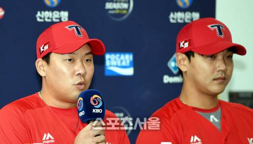 KIA 안치홍이 15일 서울 고척스카이돔에서 진행된 2018 포스트시즌 와일드카드 결정전 미디어데이에 참석해 플래시 세례를 받고있다. 고척 | 김도훈기자 dica@sportsseoul.com