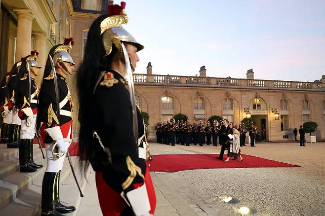 15일 저녁(현지시간) 프랑스 파리 엘리제 궁에서 열린 국빈 만찬에 앞서 참석자들이 만찬장으로 입장하고 있다.  청와대사진기자단
