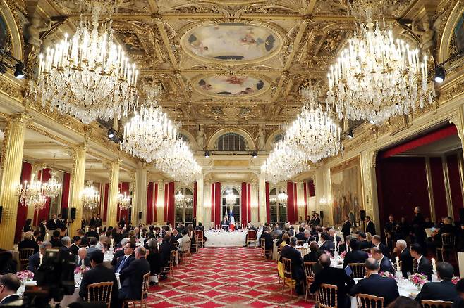 문재인 대통령이  15일 오후 프랑스 파리 엘리제궁에서 열린 마크롱 프랑스 대통령 주최 국빈만찬에서 답사를 하고 있다. 청와대사진기자단