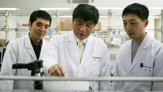 이상목 바이오큐어팜 대표(가운데)와 회사 연구자들이 CAR-T 세포 치료제에 대한 비임상시험을 위한 테스트 과정을 점검하고 있다. 바이오큐어팜 제공