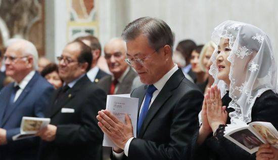 문재인 대통령과 부인 김정숙 여사가 17일 오후 (현지시간) 교황청 성베드로 대성당에서 피에트로 파롤린 국무원장이 집전한 '한반도 평화를 위한 특별미사'에서 기도하고 있다.  사진=연합뉴스