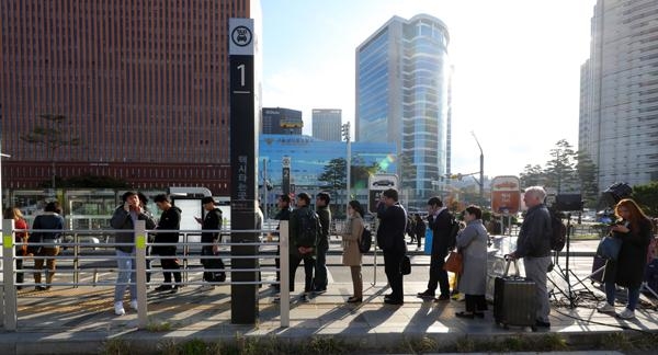 카카오의 카풀 서비스에 반발해 택시업계가 운행 정지에 돌입한 18일 오전, 서울역 앞 택시승강장에 시민들이 길게 줄을 서 있다./ 뉴시스