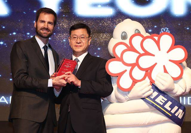 18일 '2019년판 미쉐린가이드 서울' 발표회에서 3스타를 받은 라연의 김성일 셰프가 그웬달 뿔레넥 미쉐린 가이드 인터내셔널 디렉터와 기념촬영을 하고 있다. 연합뉴스