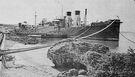 미국의 전력선 자코나호가 해상에서 발전한 전기를 육상에 공급하는 모습. 48년 부산항에 투입됐던 이 선박은 55년 미군 점령 하의 일본 오키나와로 옮겼다. [위키피디아]