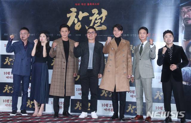 【서울=뉴시스】조수정 기자 = 영화 '창궐' 시사회가 열린 17일 오후 서울 송파구 신천동 롯데시네마 월드타워에서 감독과 배우들이 포즈를 취하고 있다. 왼쪽부터 배우 김의성, 이선빈, 장동건, 김성훈 감독, 배우 현빈, 조우진, 조달환. 영화 '창궐'은 오는 25일 개봉한다. 2018.10.17. chocrystal@newsis.com