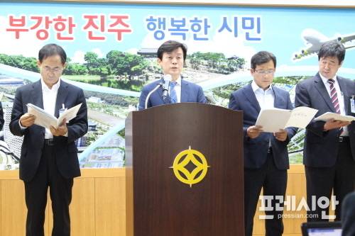 ▲18일 조규일 진주시장은 시청 브리핑룸에서 기자회견을 열고 시민이 하나되어 성공적인 10월 축제가 되었다고 밝히고 있다.ⓒ프레시안 김동수
