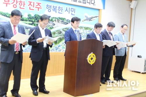 ▲18일 조규일 진주시장은 시청 브리핑룸에서 기자회견을 열고 시민이 하나되어 성공적인 10월 축제가 되었다고 밝히고 있다.ⓒ프레시안 김동수.