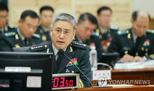 답변하는 육군참모총장 (계룡=연합뉴스) 양영석 기자 = 김용우 육군참모총장이 18일 충남 계룡대에서 열린 국회 국방위원회의 육군본부에 대한 국정감사에 출석해 의원 질의에 답하고 있다.