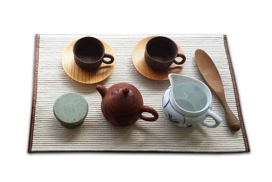 퀼트는 색상이 다양하지만 누비는 같은 색으로 원단에 바느질만 해서 색상이 튀지 않는다. 온박음질한 색실 누비 매트. [사진 김은주]