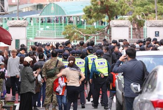 지난 4월 서울 서초구 방배초등학교에서 초등학생을 인질로 잡고 경찰과 대치를 벌이던 20대 남성이 1시간 만에 경찰에 의해 체포됐다. [연합뉴스]