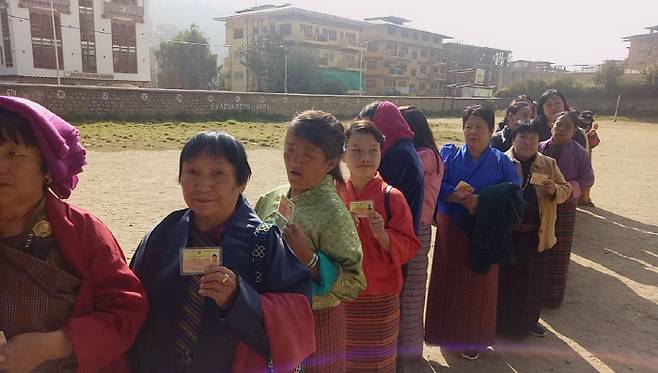 18일(현지시간) 치러진 부탄 총선에서 유권자들이 투표소 앞에 줄을 서있다. 인도DD뉴스 트위터 갈무리(@DDNewsLive)