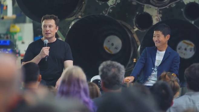 기자회견 중인 일론 머스크(왼쪽)과 마에자와 유사쿠. -사진 제공 스페이스X