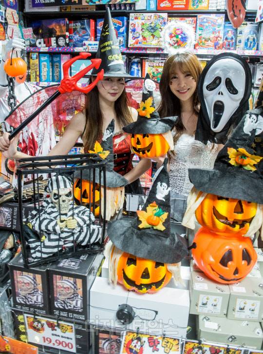 22일 서울 중구 삐에로쇼핑 두타몰점에서 모델들이 할로윈 용품을 선보이고 있다. 코엑스몰, 두타몰에 위치한 삐에로쇼핑은 할로윈을 맞아 국내 중소기업에서 생산한 총 80여 종의 할로윈 용품을 저렴한 가격에 준비했다.