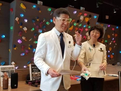 시각 장애인인 고베 아이센터 관계자가 시각장애인을 위한 안경을 직접 착용하고 시연해 보이고 있다.