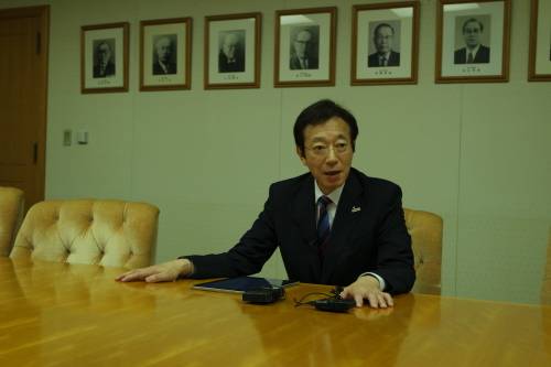 히사모토 기조 일본 고베 시장이 고베의료산업도시 프로젝트와 고베아이센터에 대해 설명하고 있다.