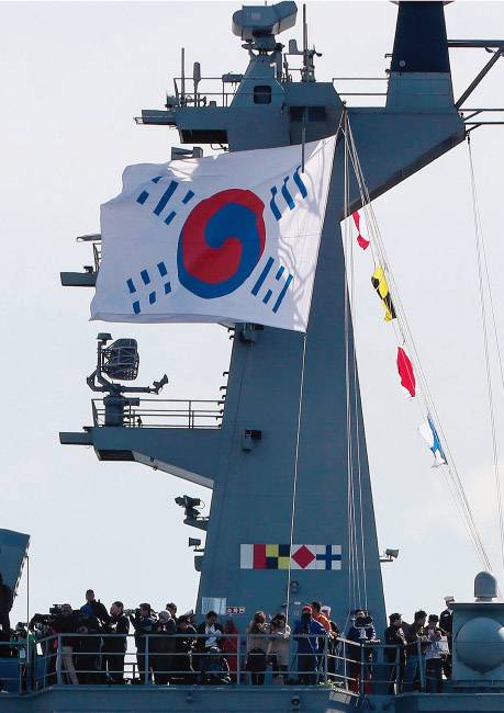 대한민국은 일제에 병합된  조선이나 대한제국의 법통은 잇지 않는다. 그런데도 제주해상관함식 때 독도함에 대한제국 태극기인 ‘데니 태극기’를 달아 논란이 일고 있다. [뉴시스]