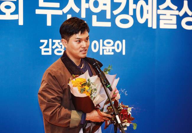 10월 5일 두산아트센터 시상식에서 소감을 말하는 김정 연출가. [사진 제공 · 두산아트센터]