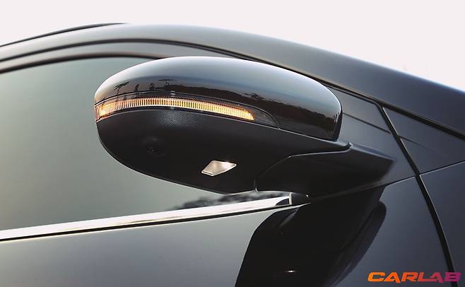 방향지시등과 퍼들램프, 서라운드 뷰 카메라가 포함된 사이드미러