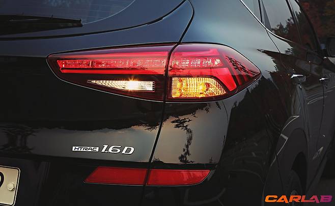 헤드램프와 같이 선을 강조한 LED 리어램프