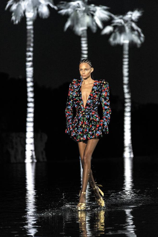 파리 에펠탑 앞에서 펼쳐진‘생로랑 2019 봄여름’패션쇼에서 모델이 물 위를 걷고 있다. /생로랑