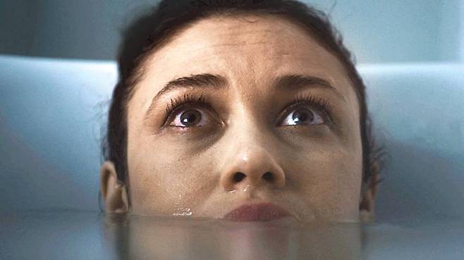 현실을 잊고 찰나를 체험하기에 공포보다 좋은 쾌락 장르도 없다. 공포영화‘마라’의 한 장면. /스톰픽쳐스코리아