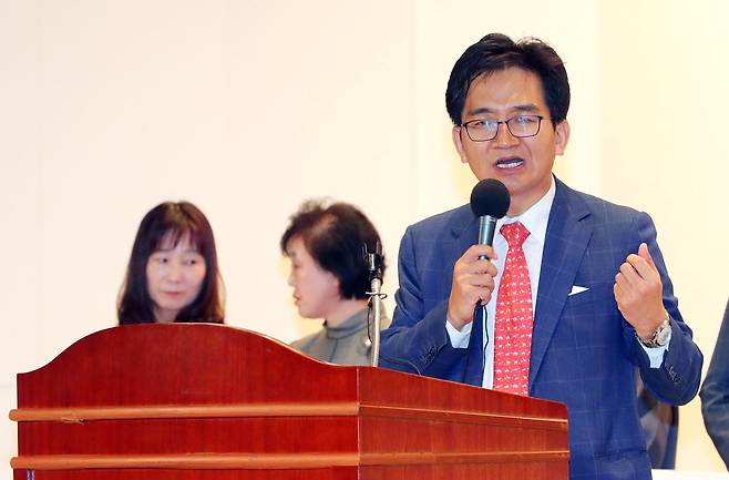 한국유치원총연합회가 16일 오후 경기도 수원시 경기도경제과학진흥원에서 한국유치원총연합회 비상대책위원회 기자회견을 열고 이덕선 비대위원장이 취재진 질문에 답하고 있다. [연합뉴스]