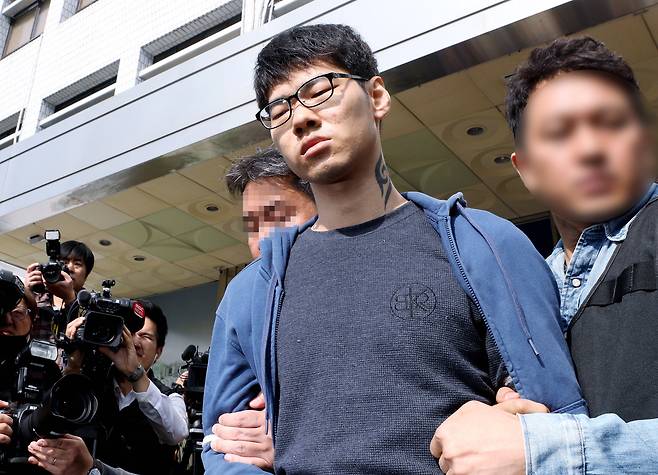 PC방 아르바이트생을 살해한 혐의로 구속된 피의자 김성수(29)가 22일 오전 정신감정을 받기 위해 서울 강서경찰서에서 국립법무병원 치료감호소로 이송되고 있다. 뉴스1