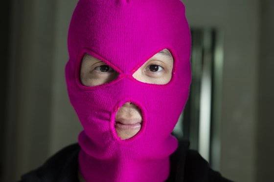 정체분명의 래퍼 '마미손'. 지난 22일 그의 노래 '소년점프'가 탄생한 서울 군자동의 한 작업실에서 포즈를 취하고 있다. 권혁재 사진전문기자, 장소협찬=예요사운드