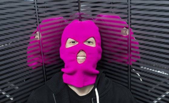 정체분명의 래퍼 '마미손'. 지난 22일 그의 노래 '소년점프'가 탄생한 서울 군자동의 한 작업실에서 포즈를 취하고 있다. 권혁재 사진전문기자, 장소협찬=예요사운드